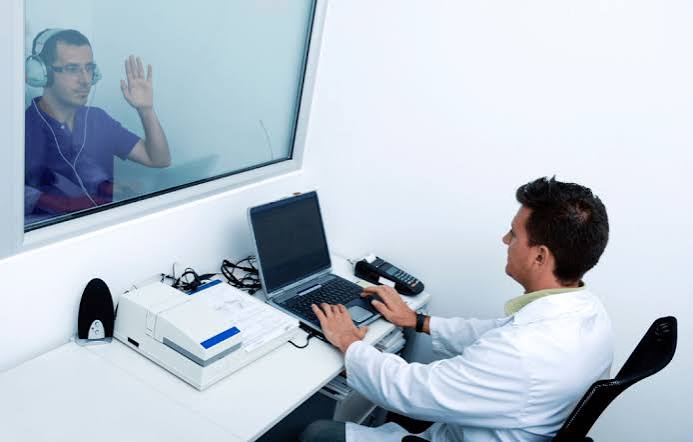 Audiometria ocupacional em cabine acústica na clínica da Occupare em Curitiba